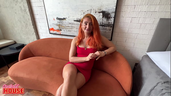 Casada insaci&aacute;vel dando o c&uacute; na Cuckold House com permiss&atilde;o do esposo