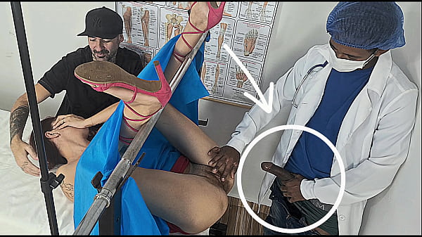 Inseminada pelo m&eacute;dico dotado por tr&aacute;s do corno!