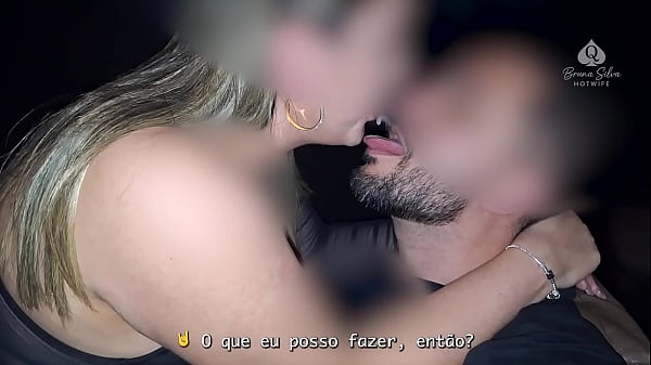 Mamei o macho em p&uacute;blico, me levou para a cabine, gozou na minha boca e dividi com o corno - PT 3
