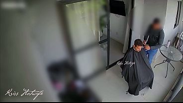 Meu corno chamou o barbeiro em casa... e eu resolvi brincar de puta de verdade. Atendi a porta s&oacute; de biqu&iacute;ni min&uacute;sculo e transparente.