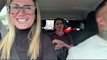 Chamei a tia da creche pra foder com n&oacute;s gostoso at&eacute; gozar em todo nosso carro ! E mela a buceta dela tida de gozo