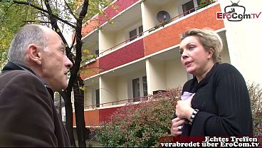 Deutsche gro&szlig;e Hausfrau auf der Stra&szlig;e vom Opa angesprochen und gefickt